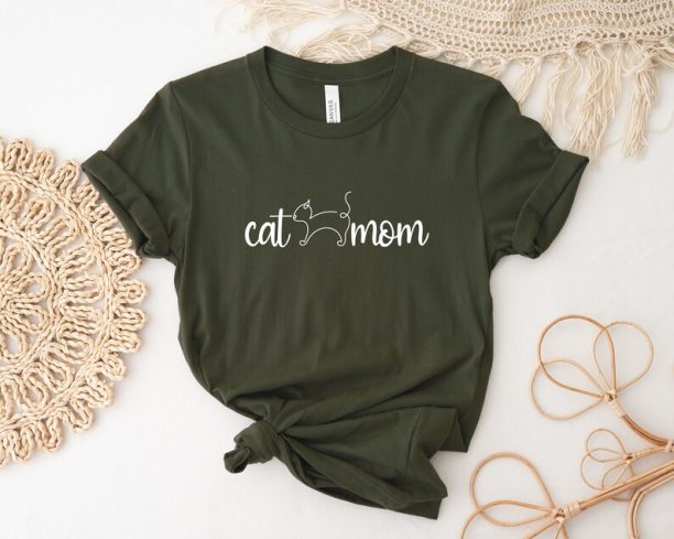 Cat Mom Shirt, Cat Mom Sweatshirt, Cat Mom Gift, Cat Mom shirt, Cat Mom Tee, Cat Mom Shirt for Women, Unisex Minimalist Shirt