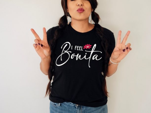 I feel Bonita shirt, Bonita shirt, Latina shirt, Trendy shirt, Spanish shirt, Regalos en Español, Amor propio shirt