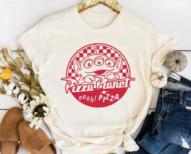 Disney Retro Pizza Planet Alien Logo Badge T-shir / Disney Toy Story Shirt / Disney Snack Tee / Disney Birthday