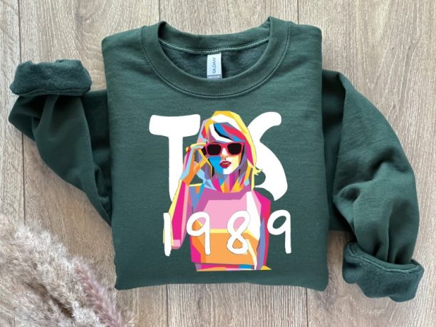 Retro-Inspired Taylor Swiftie Sweatshirt - Pop Art Sweatshirt Featuring the 1989 Era Aesthetic - Unique Taylor Swift Fan