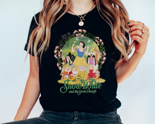 Retro 90s Disney Snow White Group Shot Classic Poster Floral Wreath Shirt