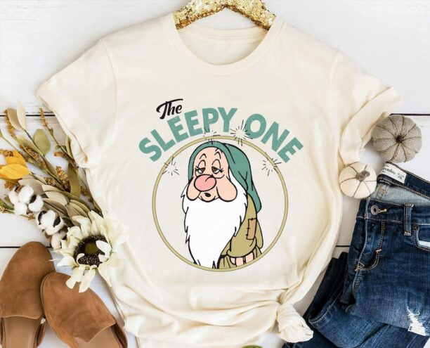 Retro 90s The Sleepy One Snow White And Seven Dwarfs Shirt / Sleepy Dwarf Disney T-shirt / Walt Disney World Shirt /