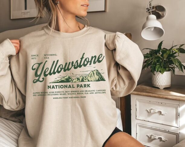 Yellowstone Sweatshirt Vintage National Park Shirt Yellowstone Shirt Wyoming Crewneck Midwest Retro Outdoors Camping