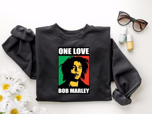 Bob Marley Top, Bob Marley Movie, One Love Sweat, Album Cover Fashion, Reggae Vibes, Rasta Fash, Music Gift