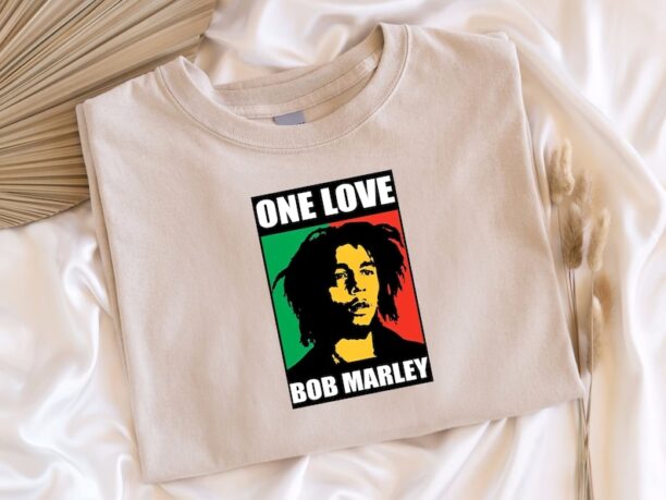 Bob Marley Top, Bob Marley Movie, One Love Sweat, Album Cover Fashion, Reggae Vibes, Rasta Fash, Music Gift