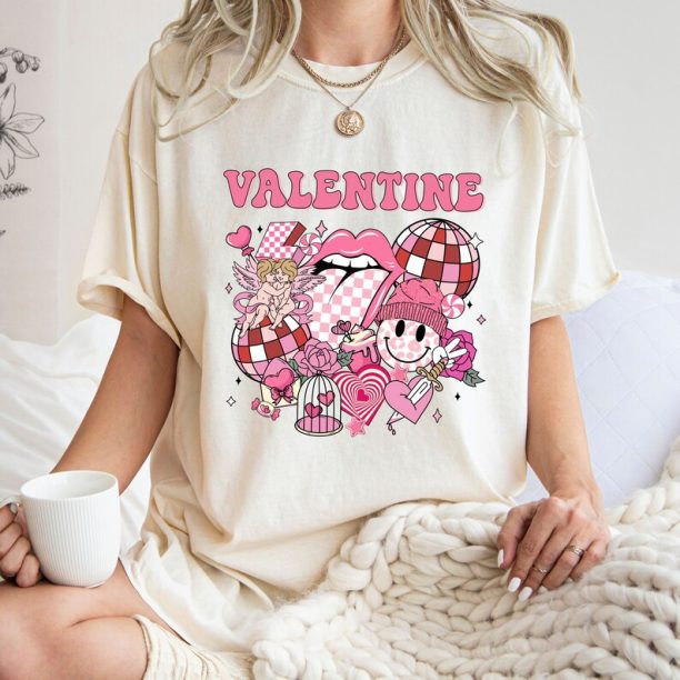 Comfort Colors® Retro Groovy Face T-shirt, Happy Smile Valentine Shirt, Face Valentines Day Shirt