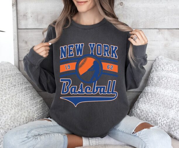 Vintage New York Met Crewneck Sweatshirt / T-Shirt, Mets EST 1962 Sweatshirt, New York Baseball Game Day Shirt