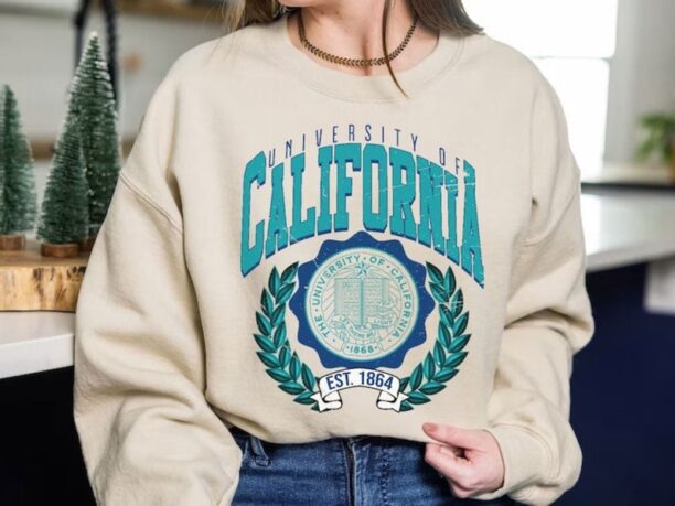 Vintage style University of California–Davis sweatshirt, UC Davis University shirt, UC Davis college shirt