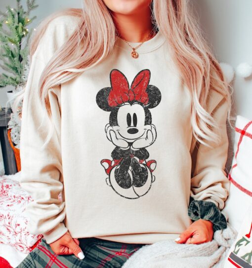 Disney Mickey And Friends Minnie Mouse Sitting T-Shirt